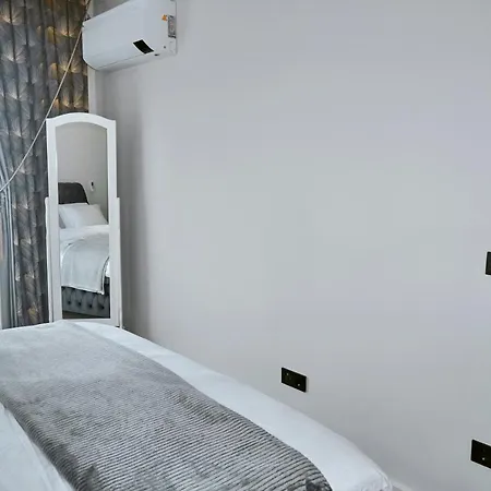 Διαμέρισμα Luxurious And Comfy Views Pool Sauna Parking